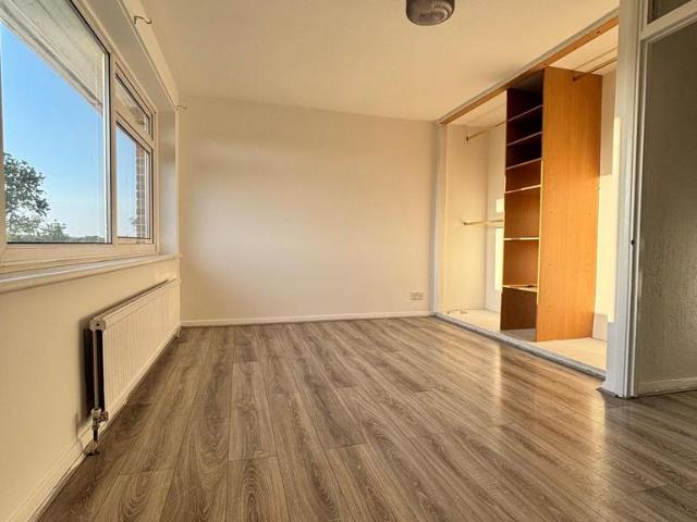 Room for rent in Elm Park, Greater London