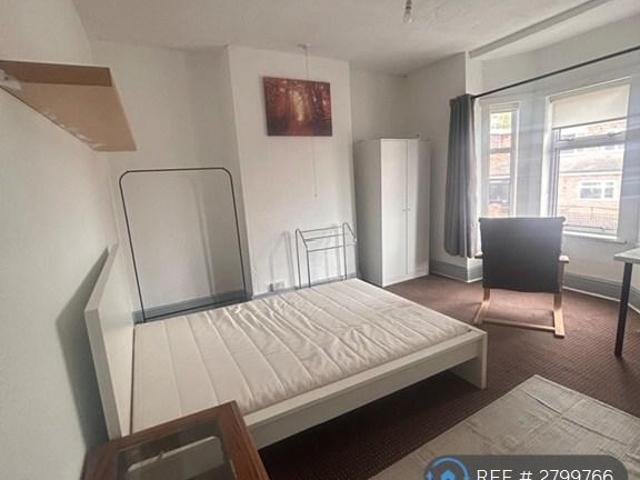 Room for rent in Chilvers Coton, Camp Hill
