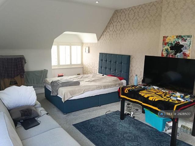 Room for rent in London Borough of Croydon, Purley