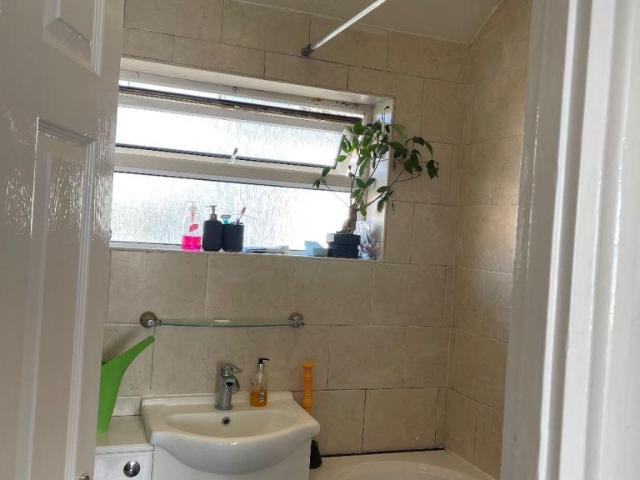 Room for rent in Ernesford Grange, West Midlands