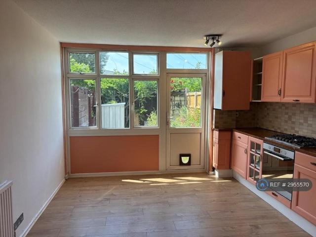 Room for rent in London Borough of Merton, Mitcham