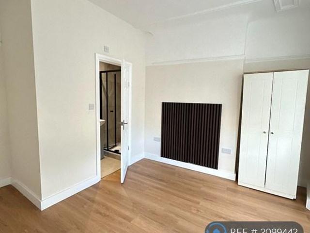 Room for rent in Sandfield Park, Calderstones