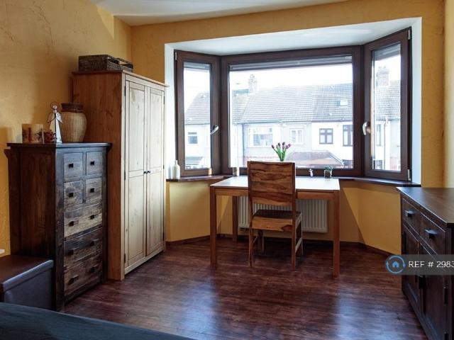 Room for rent in Rush Green, Greater London