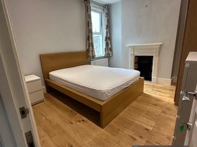 Room for rent in London Borough of Merton, Collier's Wood