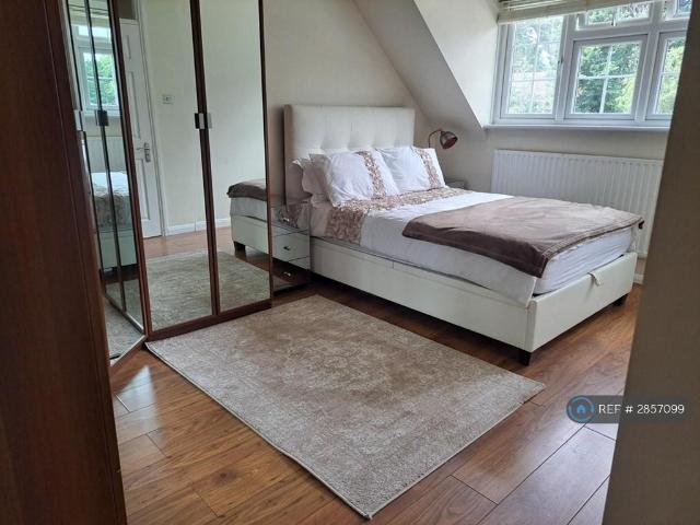 Room for rent in Farnham Common, Isle Of Man