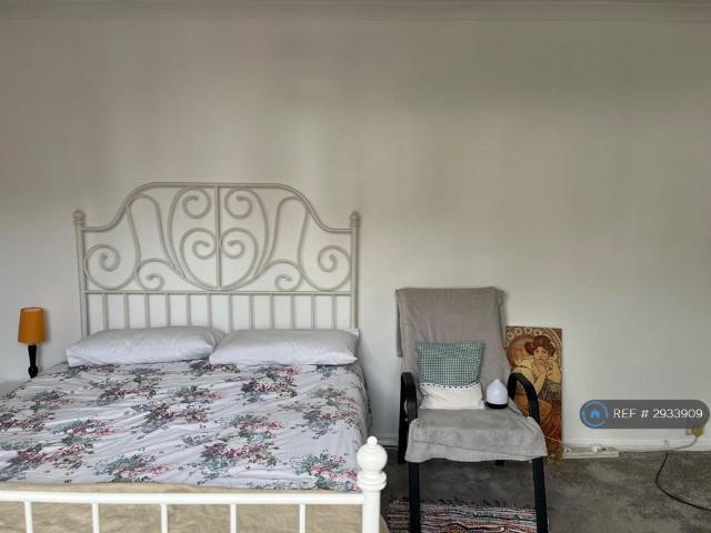 Room for rent in Row Town, Surrey