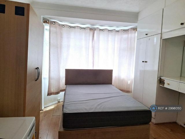 Room for rent in Loxford, Greater London