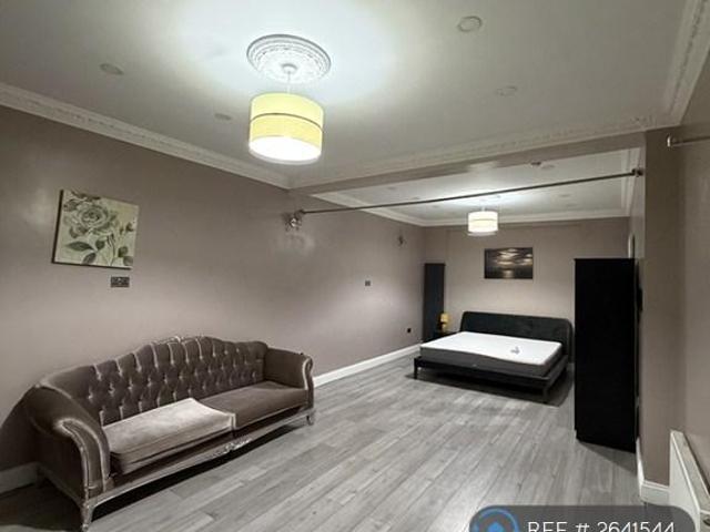 Room for rent in Loxford, Seven Kings
