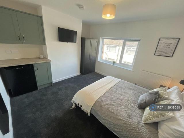 Room for rent in Whiston Cross, Whiston
