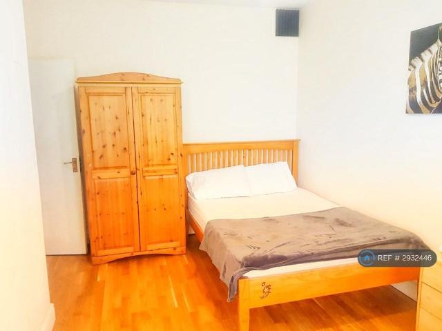 Room for rent in Scotch Estate, Greater London