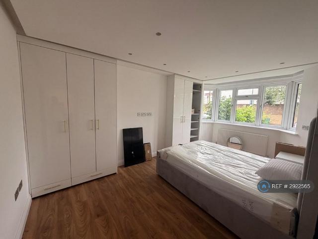 Room for rent in Brondesbury, Greater London