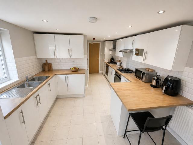 Room for rent in Falcon Lodge, Wales