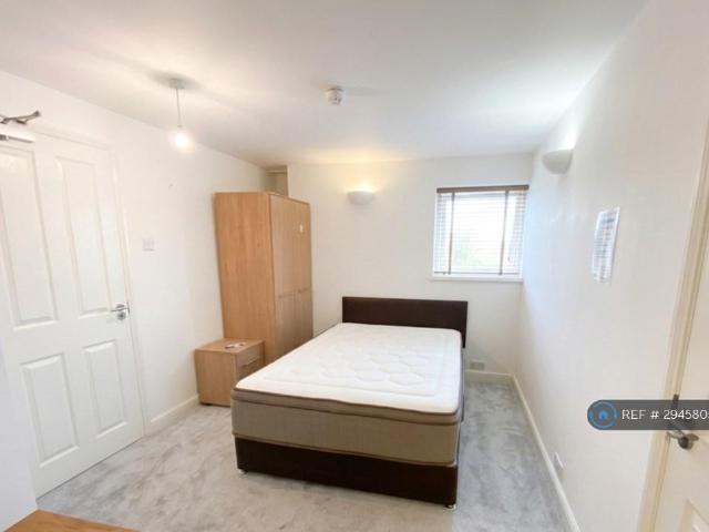 Flat for rent in Pouchen End, Hertfordshire