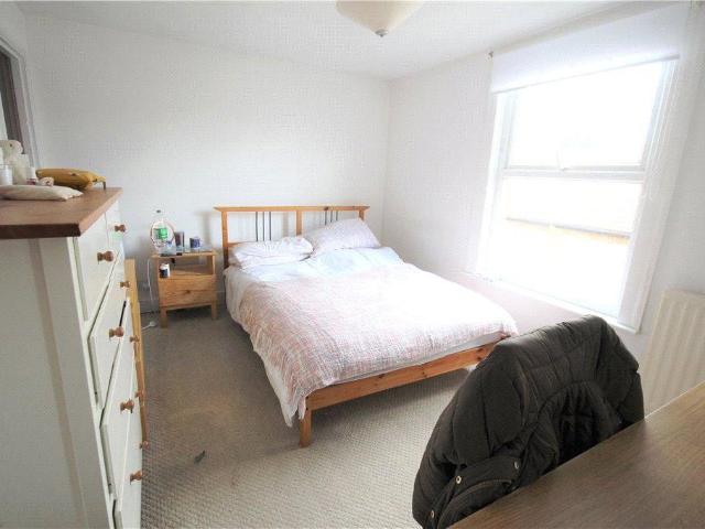 Room for rent in Row Town, Surrey