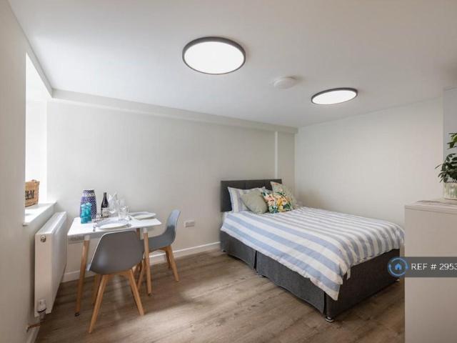 Room for rent in Rose Hill, Pachesham Park