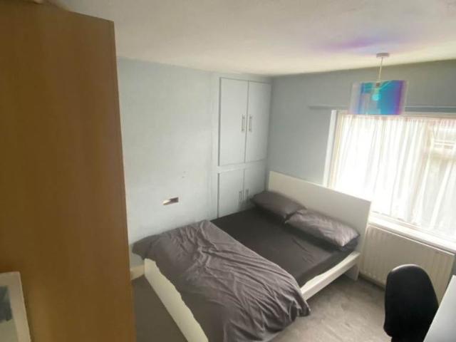 Room for rent in Gould's Green, Greater London
