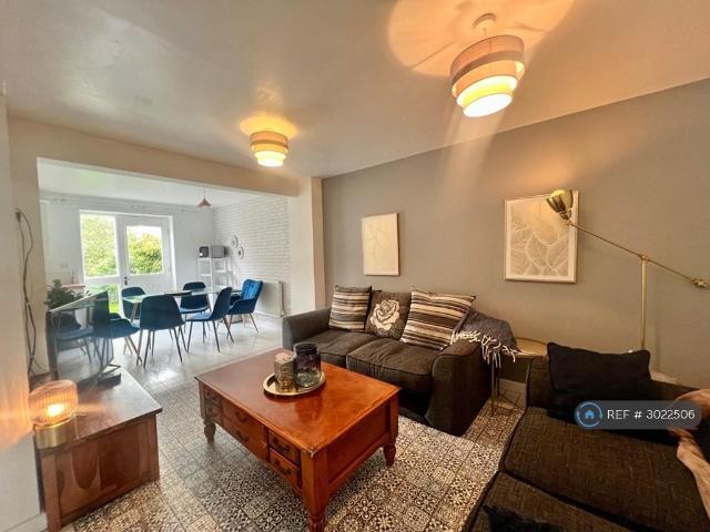 Room for rent in Thorpe-on-the-Hill, Leeds