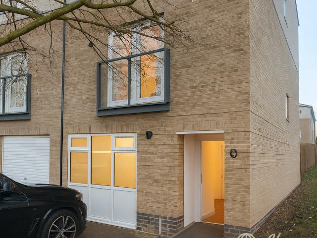 Room for rent in Grand Union Village, Greater London