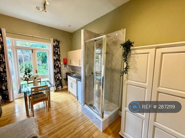 Room for rent in West Kensington, Greater London