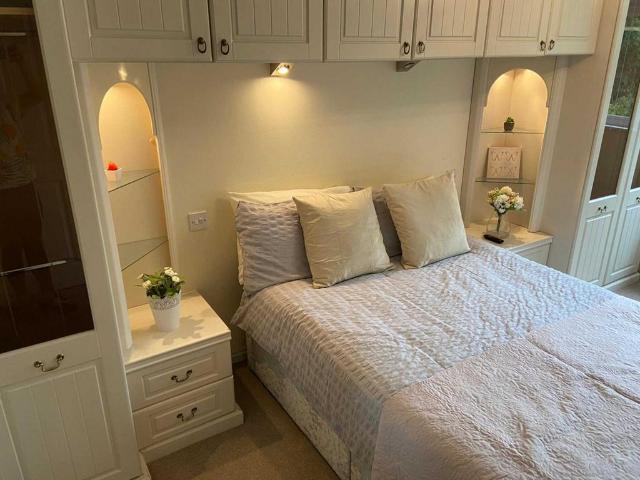 Room for rent in Westborough, Surrey