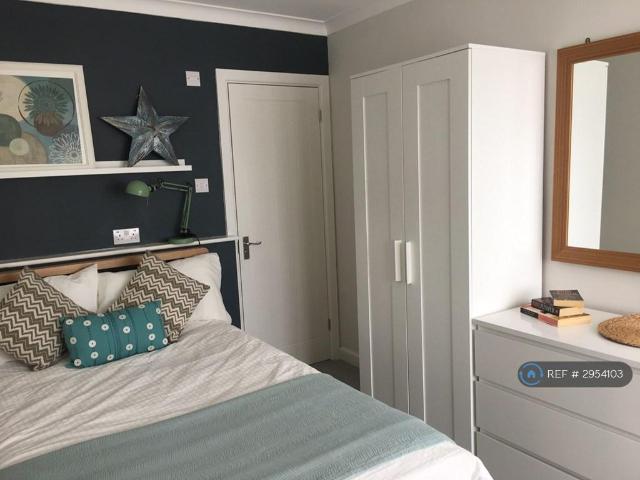 Room for rent in Row Town, Surrey
