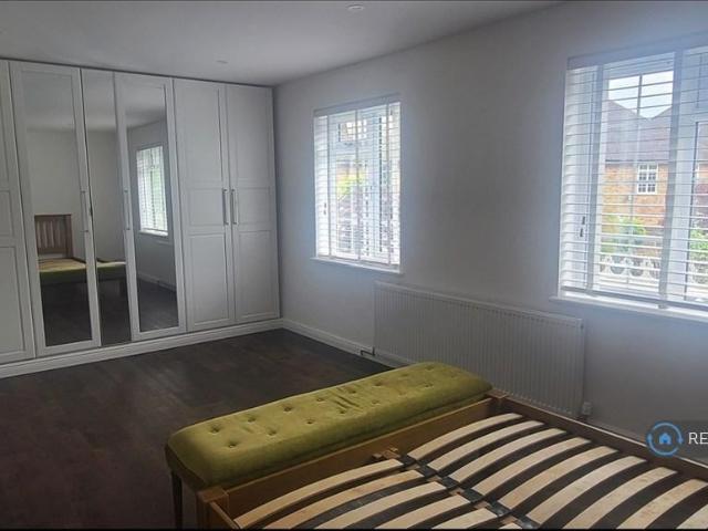 Room for rent in Three Bridges, Glynde