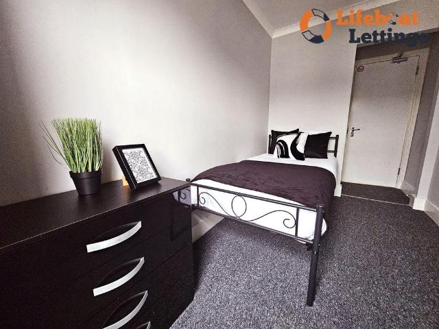 Room for rent in Clarendon, Ash