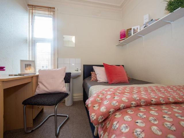 Room for rent in Beckett Park, Headingley