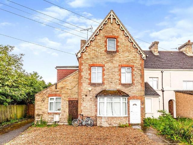 Room for rent in Row Town, Surrey