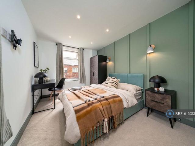 Room for rent in Guide Bridge, Greenheys