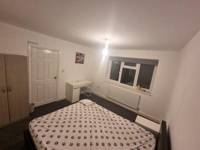 Room for rent in Elm Park, Greater London