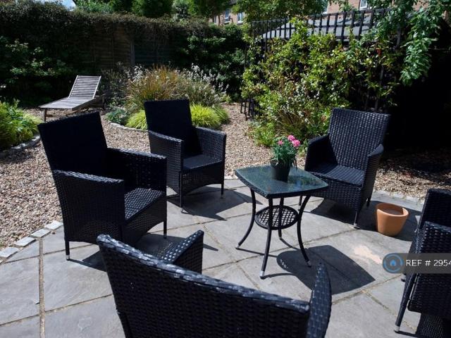 Room for rent in Row Town, Surrey