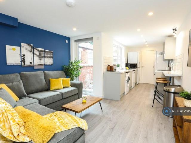 Room for rent in Ball Hill, West Midlands