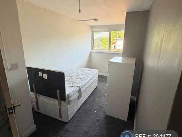 Room for rent in Highfield, Pouchen End