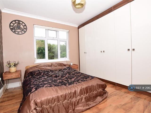 Room for rent in Gidea Park, Greater London