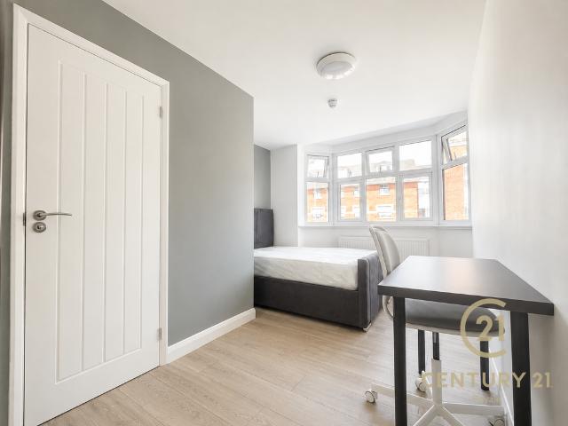 Room for rent in Surbiton, Greater London