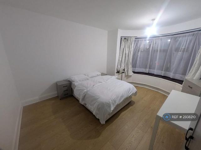 Room for rent in Newbury Park, Greater London