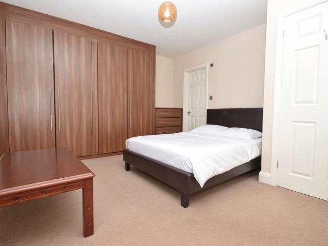 Room for rent in Fairlop, Greater London