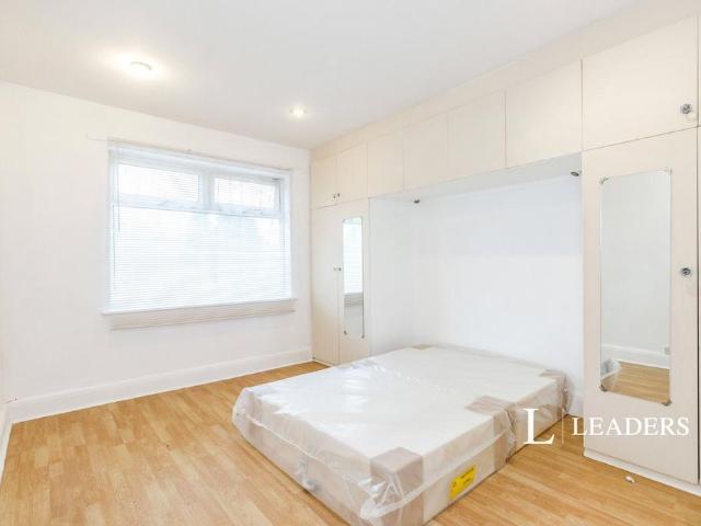 Room for rent in Tolworth, Greater London