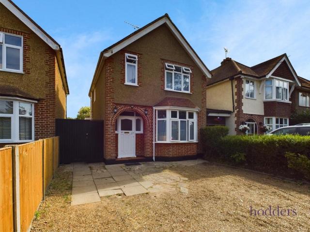 Room for rent in Row Town, Surrey