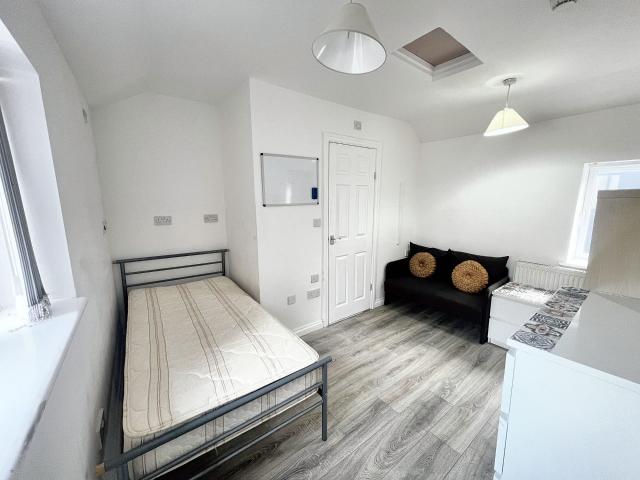Studio for rent in Foleshill, West Midlands
