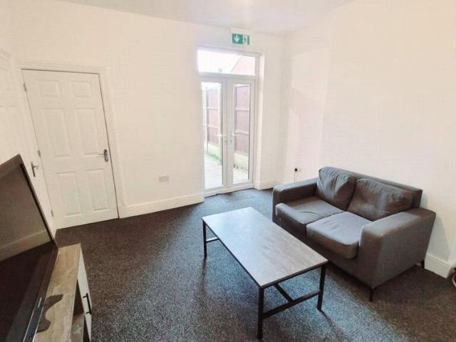 Room for rent in Hugglescote, Leicestershire