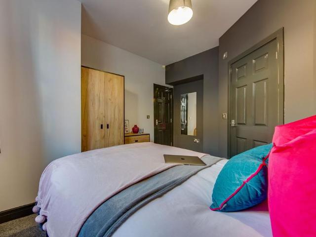 Room for rent in Shaw Lands, South Yorkshire
