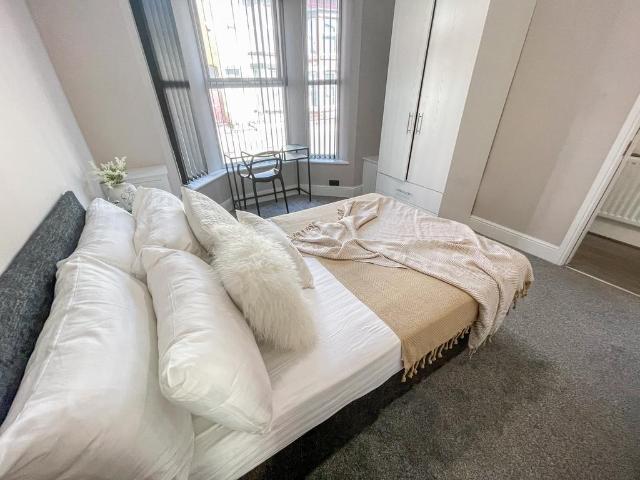 House for rent in Elm Park, Calderstones