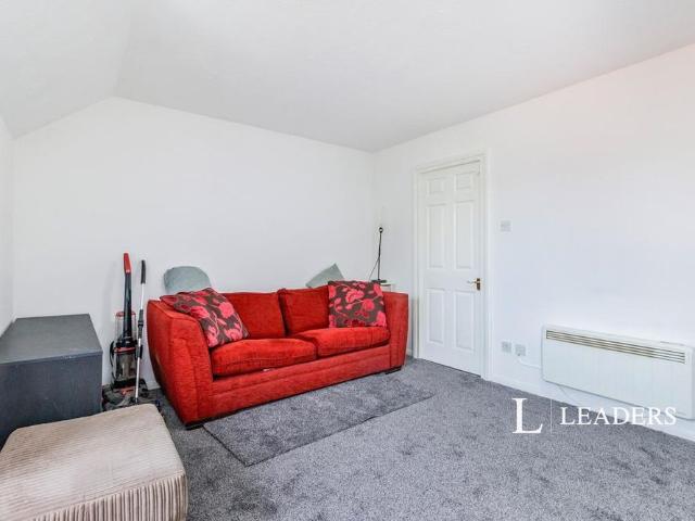 Studio for rent in Row Town, Surrey