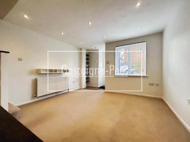 House for rent in Heol-las, Surrey