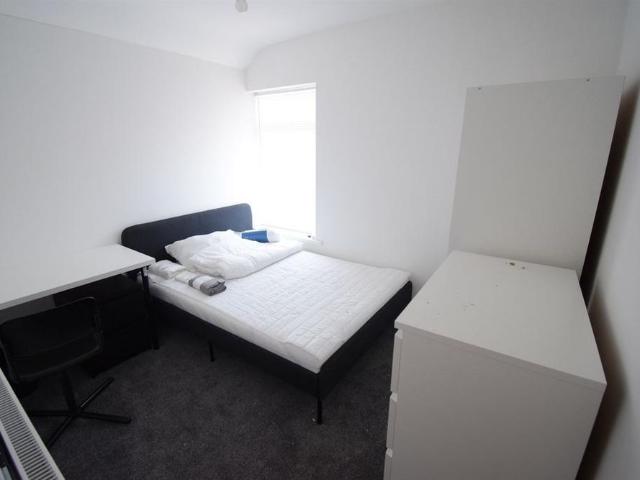 Room for rent in Falcon Lodge, Wales