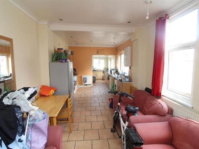 Room for rent in Falcon Lodge, Wales