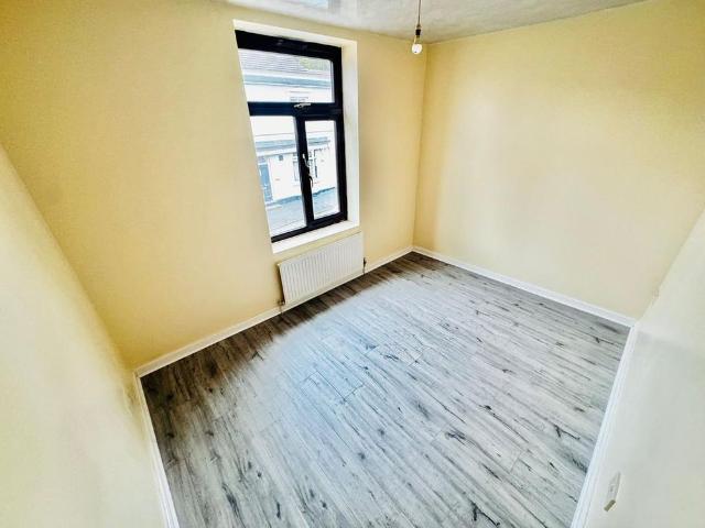 Room for rent in Dixons Green, West Midlands