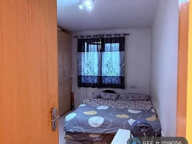 Room for rent in Clayhall, Greater London
